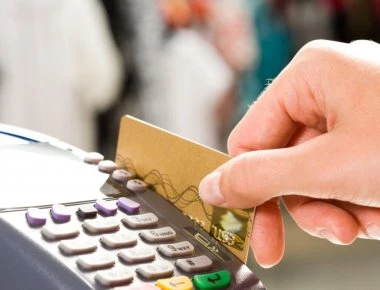 Οι συναλλαγές άνω των 300 ευρώ υποχρεωτικά με κάρτες- Τι πρέπει να ξέρετε